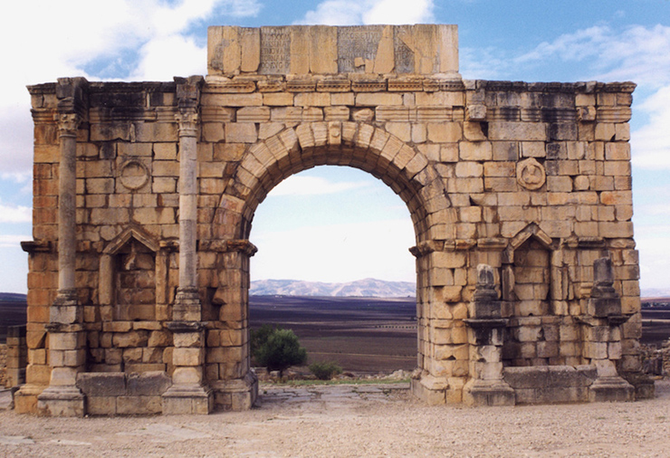 Cổng vòm Caracalla ở Volubilis: Vào thời cổ đại, Volubilis là một thị trấn La Mã quan trọng nằm gần biên giới cực tây các cuộc chinh phạt của người La Mã ở Ma-rốc ngày nay. Cổng vòm Caracalla bằng đá cẩm thạch nằm ngay giữa Volubilis, được dựng lên vào năm 211 sau Công nguyên để vinh danh hoàng đế Caracalla và mẹ của ông, Julia Domna.
