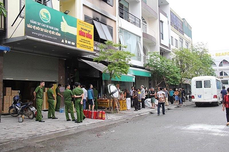 Cháy nhà lúc rạng sáng, 2 bé gái tử vong thương tâm:

Rạng sáng 16/4, xảy ra vụ cháy nhà thương tâm tại một ngôi nhà 3 tầng trên đường Nguyễn Văn Huyên, phường Ba Đình, TP Thanh Hóa. Lực lượng cứu nạn cứu hộ đã triển khai máy cắt qua thang để phá dỡ khung sắt cửa sổ tầng 2, tiếp cận cứu được 3 người. Riêng hai nạn nhân ở hành lang tầng tum, khi cảnh sát PCCC tiếp cận được thì đã đã tử vong. Hai nạn nhân tử vong là cháu NNA (4 tuổi) và NTND (8 tuổi).
