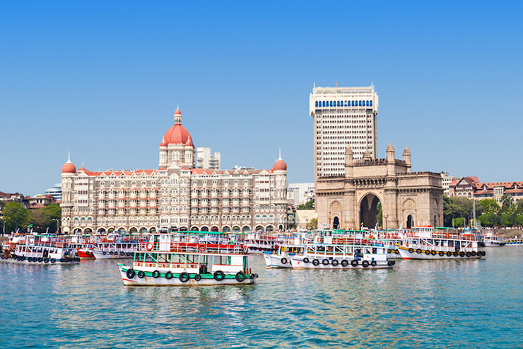 Cổng Ấn Độ được xây dựng để kỷ niệm chuyến thăm của Vua George V và Nữ hoàng Mary tới Mumbai. Việc xây dựng bắt đầu vào năm 1911 và cổng đá này được xây dựng 13 năm sau đó. Mái vòm mang phong cách Hồi giáo trong khi các đồ trang trí theo phong cách Ấn Độ giáo.
