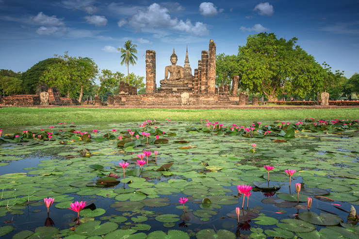 Sukhothai là một trong những thành phố lịch sử xuất hiện sớm nhất và quan trọng nhất của Thái Lan. Thị trấn cổ được cho là có khoảng 80.000 cư dân. Sau năm 1351, khi Ayutthaya được thành lập với tư cách là thủ đô của triều đại Tai, ảnh hưởng của Sukhothai bắt đầu suy giảm và vào năm 1438, bị chinh phục và sáp nhập vào vương quốc Ayutthaya. Sukhothai đã bị bỏ hoang vào cuối thế kỷ 15 hoặc đầu thế kỷ 16.
