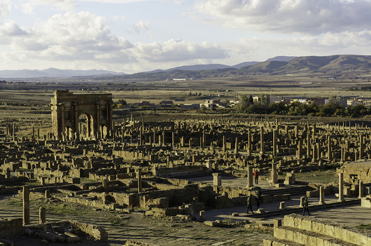 Timgad là một thành phố thuộc địa La Mã ở Algérie được thành lập bởi Hoàng đế Trajan vào khoảng năm 100 sau Công nguyên. Thành phố nhanh chóng phát triển vượt xa các thông số kỹ thuật ban đầu. Vào thế kỷ thứ 5, thành phố bị cướp phá bởi những người Berber, bị biến mất khỏi lịch sử và trở thành một trong những thành phố đã mất của Đế chế La Mã cho đến khi được khai quật vào năm 1881.
