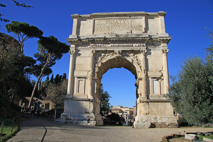 Arch of Titus ở Rome được xây dựng vào năm 82 sau Công nguyên bởi Hoàng đế La Mã Domitian để kỷ niệm chiến thắng của Titus vào năm 70 sau Công nguyên. Arch of Titus đã cung cấp hình mẫu chung cho nhiều khải hoàn môn được dựng lên kể từ thế kỷ 16.
