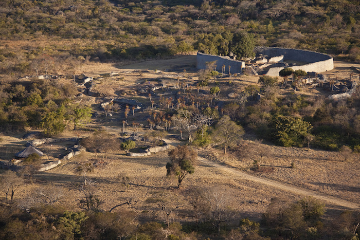 Great Zimbabwe là một quần thể tàn tích bằng đá rất lớn ở Zimbabwe. Được xây dựng bởi người Bantu bản địa, việc xây dựng bắt đầu vào thế kỷ thứ 11 và trong hơn 300 năm. Vào thời kỳ đỉnh cao, người ta ước tính rằng Great Zimbabwe có tới 18.000 cư dân. Nguyên nhân dẫn đến sự suy giảm và cuối cùng bị bỏ hoang của địa điểm được cho&nbsp;là do sự suy giảm thương mại, bất ổn chính trị, nạn đói và thiếu nước do biến đổi khí hậu.
