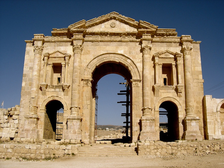 Cổng vòm Hadrian tại Jerash: Nằm ở phía bắc của Jordan, Jerash là một trong những thành phố quan trọng nhất ở tỉnh Ả Rập của La Mã. Cổng vòm Hadrian được xây dựng để kỷ niệm chuyến viếng thăm của Hoàng đế Hadrian đến Jerash vào năm 129-130 sau Công nguyên.
