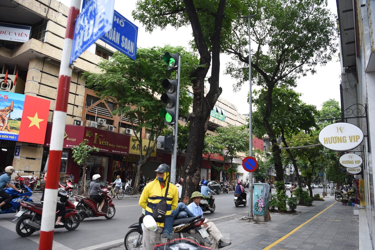 Đoạn đường này đối diện chợ Hôm Đức Viên, một trong những chợ lớn của Thủ đô