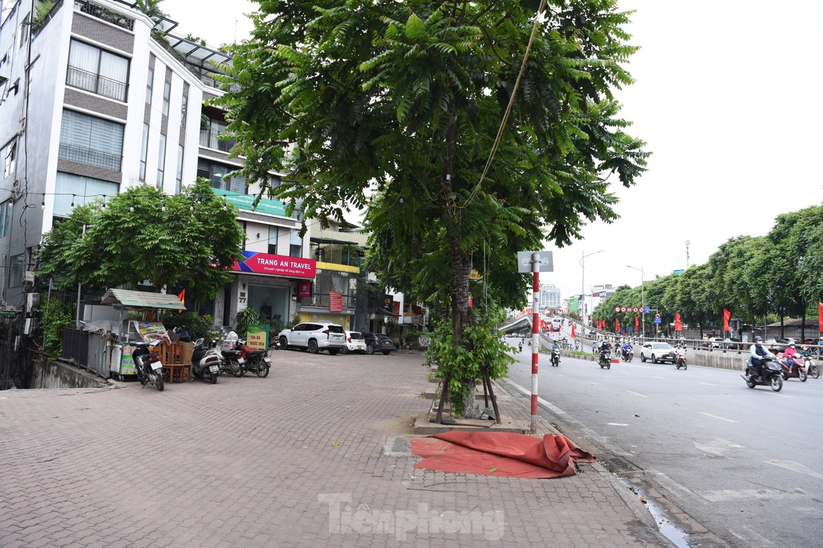 Một đoạn đường Trần Khát Chân có vỉa hè rộng đến gần 9 mét