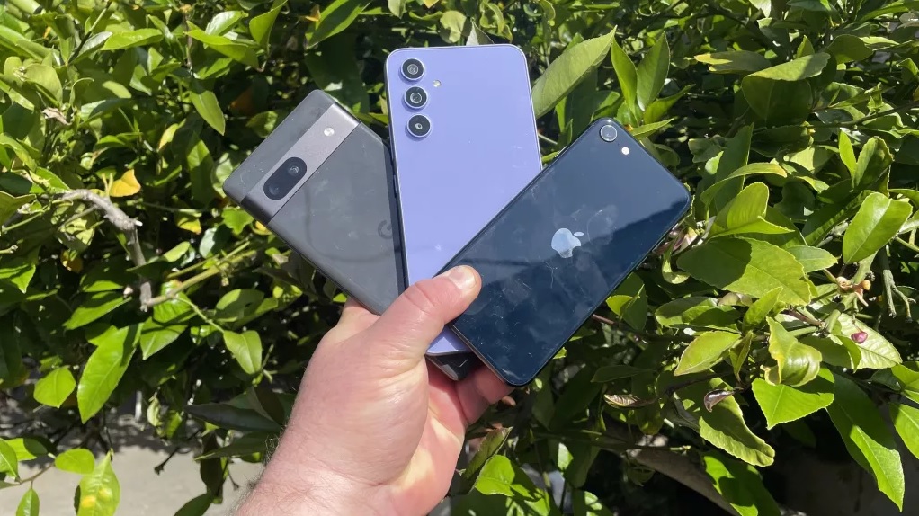 Pixel 7a, Galaxy A54 5G và iPhone SE 3.