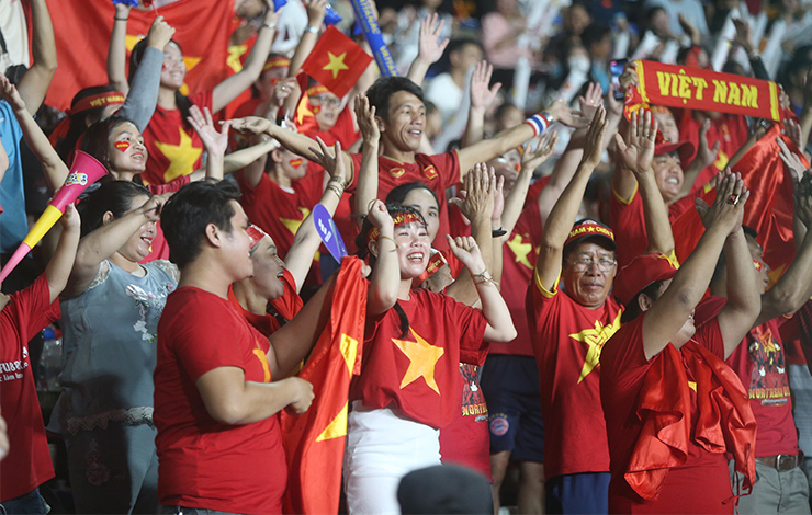 Fan nữ bộc lộ muôn vàn cảm xúc khi đội tuyển nữ lập được kỳ tích SEA Games