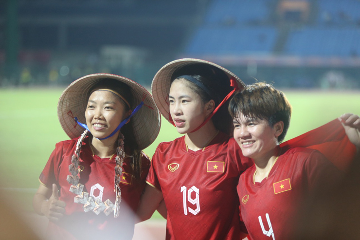 Huỳnh Như (9) và Thanh Nhã (19) đội nón lá truyền thống của Việt Nam ăn mừng tấm HCV SEA Games 32