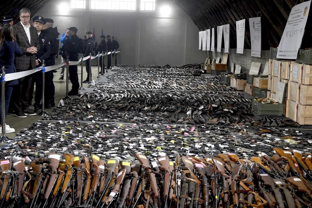 Vũ khí người dân giao nộp xếp hàng dài tại một thị trấn ở Serbia. Ảnh: AP