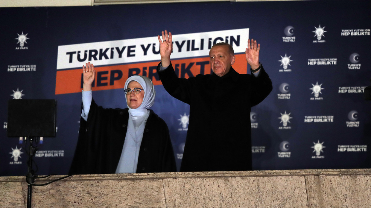 Tổng thống Thổ Nhĩ Kỳ Erdogan phát biểu trước đám đông người ủng hộ vào rạng sáng ngày 15/5.