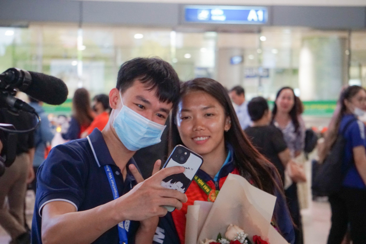 Nhiều người hâm mộ cũng đến từ rất sớm để chào đón những "cô gái vàng lịch sử ".