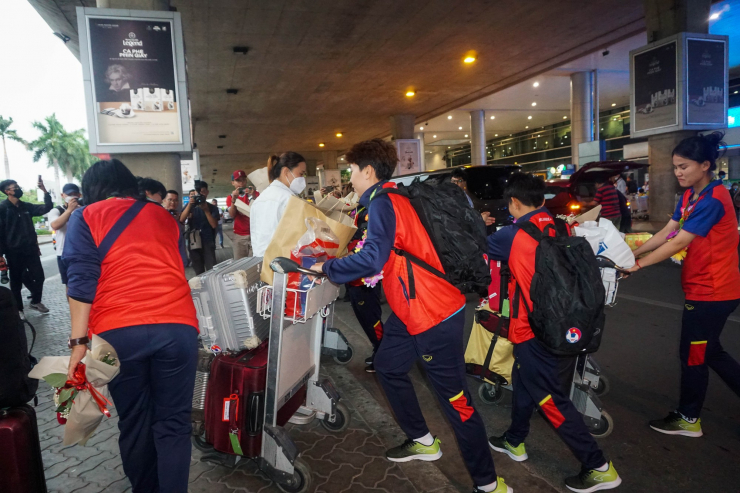 Sau 20 phút giao lưu với truyền thông và các cổ động viên các nữ tuyển thủ lên xe rời sân bay.