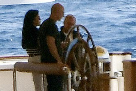 Tỷ phú Bezos tình tứ cùng bạn gái trên siêu du thuyền 500 triệu USD