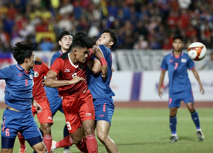 U22 Indonesia (áo đỏ) gây ra quá nhiều khó khăn cho U22 Thái Lan