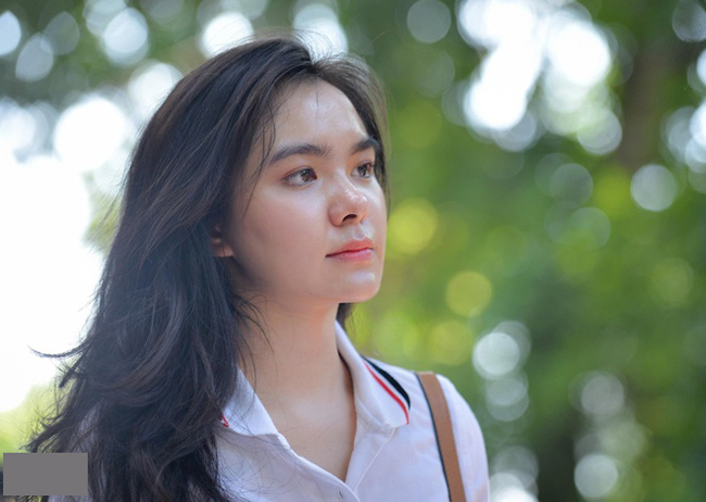 Hồ Thiên Trang (cựu nữ sinh trường THPT Trần Phú, Hà Nội) là một trong những gương mặt gây chú ý nhất kỳ thi THPT Quốc gia 2019. Cô nàng nổi tiếng bởi hình ảnh cười rạng rỡ tại điểm thi sau khi kết thúc môn thi Tiếng Anh vào chiều 26/6/2019. 
