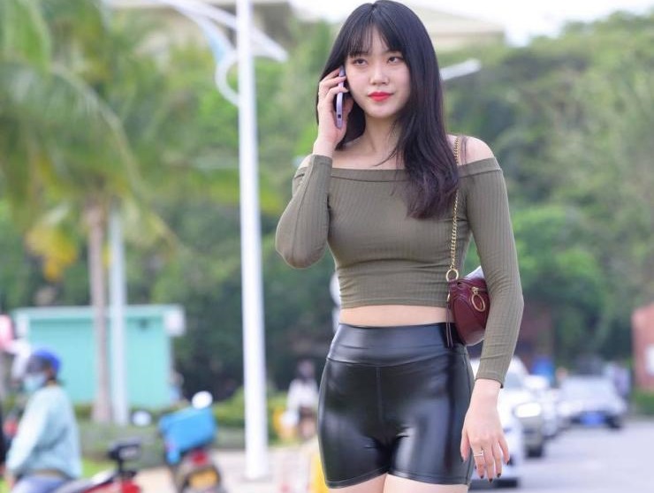 Bạn cũng nên kết hợp với những item có chất liệu khác để cân bằng tổng thể cho outfit.&nbsp;
