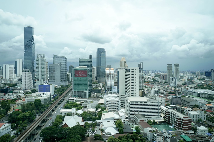 Tàu điện trên cao Skytrain vận hành từ năm 1999 với tổng chi phí 1,4 tỷ USD, trở thành một phần quan trọng của giao thông công cộng Bangkok.
