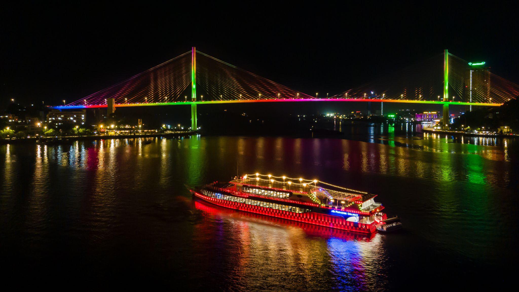 Du thuyền nhà hàng 5 sao chuẩn quốc tế Paradise Delight mang đến trải nghiệm show diễn nghệ thuật đầu tiên tại Việt Nam