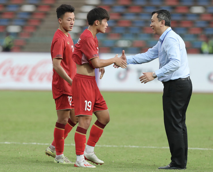 U22 Việt Nam xuất sắc đánh bại U22 Myanmar 3-1 để giành&nbsp;tranh huy chương đồng SEA Games 32.&nbsp;Kết thúc trận đấu, các cầu thủ nhận được sự động viên từ Chủ tịch VFF Trần Quốc Tuấn&nbsp;