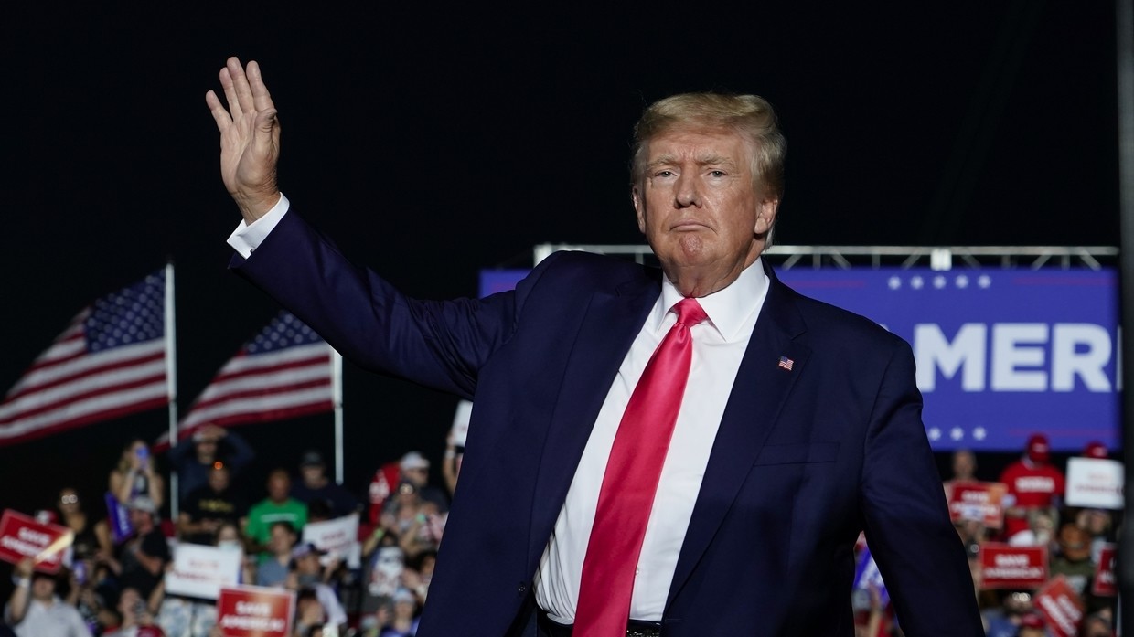 Ông Trump vẫy tay trước đám đông người ủng hộ trong một sự kiện ở bang Wisconsin vào ngày 5/8/2022.