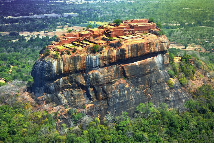 Sigiriya là một pháo đài 'Lion rock' cao 370m nhìn ra khu rừng xanh xung quanh. Đây là một trong những điểm thu hút khách du lịch chính của Sri Lanka. Từ khoảng thế kỷ thứ 5 trước Công nguyên, nó được sử dụng như một tu viện trên núi có mái che bằng đá và sau đó được vua Kasyapa biến thành một pháo đài bằng đá.
