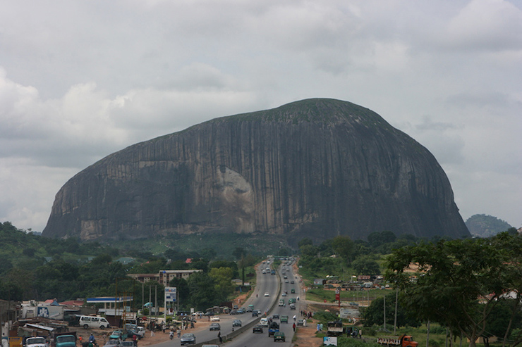 Zuma Rock nằm ở phía bắc thủ đô Abuja của Nigeria. Mặc dù chỉ rộng bằng 1/3 Uluru, nhưng Zuma Rock lại cao hơn gấp đôi, đạt độ cao ấn tượng 725m so với địa hình&nbsp;xung quanh.
