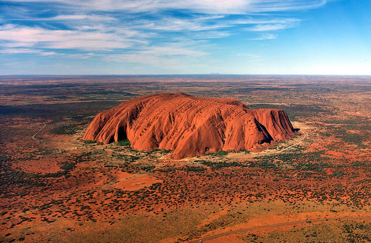 Uluru là một trong những biểu tượng tự nhiên dễ nhận biết nhất của Úc. Nó là tảng đá nguyên khối lớn nhất thế giới. Khối đá sa thạch nổi tiếng thế giới cao 348m và có chu vi 9,4km. Núi đá này có những thay đổi màu sắc rất ấn tượng với màu xanh lam hoặc tím vào lúc hoàng hôn và chuyển sang màu đỏ rực vào buổi sáng khi mặt trời mọc phía sau nó.
