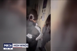Video: Nữ giáo viên bị lốc xoáy cực mạnh hút ra khỏi lớp khi vừa mở cửa