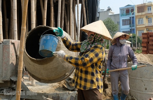 Nghề xây dựng vốn dĩ đã cực nhọc, vất vả nay lại thêm nắng nóng gay gắt khiến cho những người làm nghề này càng thêm khó nhọc