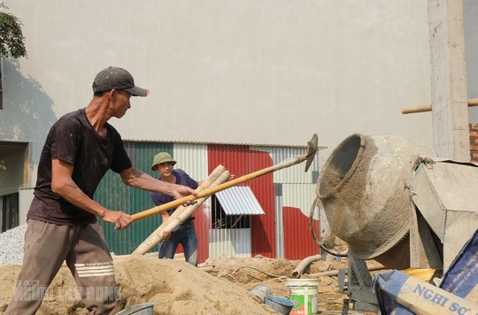 Người lao động mưu sinh dưới tiết trời nắng như &#34;đổ lửa&#34; - 3