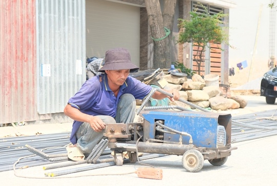 Dù nắng nóng, mồ hôi nhễ nhại nhưng người lao động vẫn miệt mài với công cuộc mưu sinh