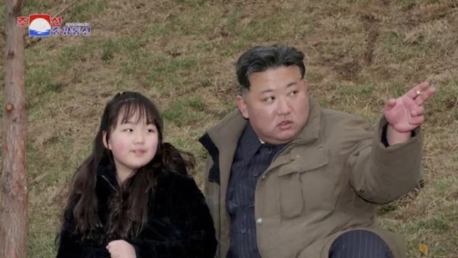 Chủ tịch Triều Tiên Kim Jong Un và con gái thị sát sự kiện phóng tên lửa sử dụng nhiên liệu rắn mới. (Ảnh: KCNA)