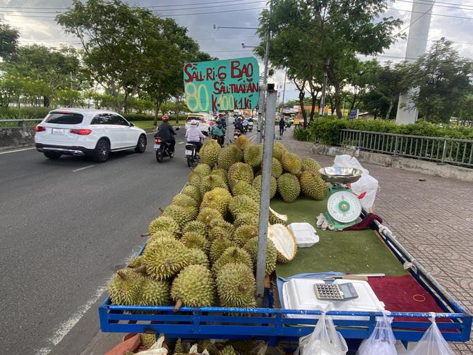 Sầu riêng bán lề đường