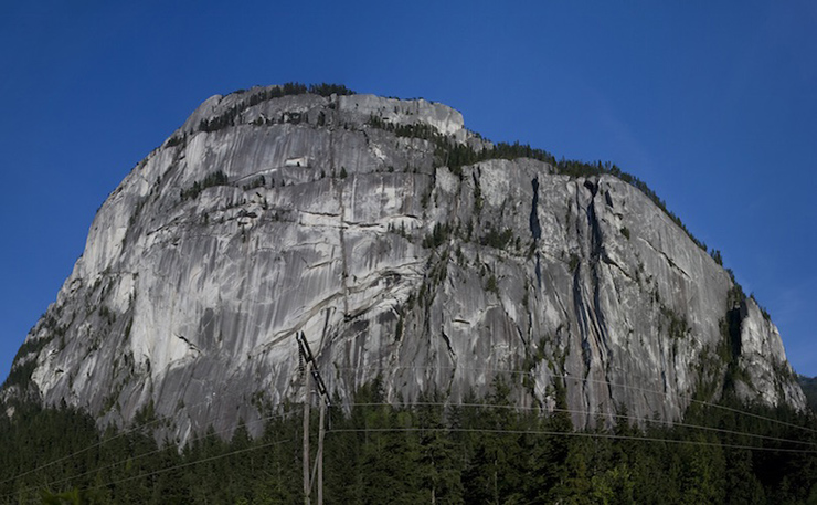 Cao chót vót 702m trên Squamish là Stawamus Chief. Được người dân địa phương gọi là Chief, bề mặt vách đá khổng lồ này là một trong những tảng đá granit nguyên khối lớn nhất Bắc Mỹ. Đỉnh núi mang đến tầm nhìn ngoạn mục ra Howe Sound và thị trấn bên dưới.
