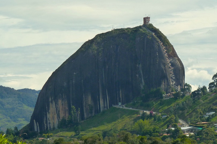 Từng được người da đỏ Tahamies tôn thờ, Piedra de Penol hay El Peñon de Guatape là một tảng đá khổng lồ cao hơn 200m trên mặt đất bằng phẳng ở Guatape, Colombia. Tảng đá&nbsp;gần như hoàn toàn bằng phẳng, chỉ có một vết nứt dài. Đây là vết nứt mà những người leo núi đầu tiên sử dụng để leo lên. Vết nứt sau đó đã được chèn một cầu thang gồm 649 bậc, là con đường duy nhất để lên đến đỉnh.
