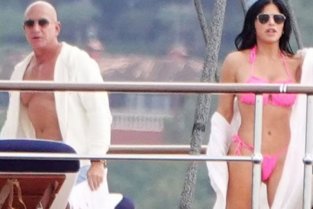 Tỷ phú Jeff Bezos khoe cơ bắp cùng bạn gái "nóng bỏng" trên siêu du thuyền
