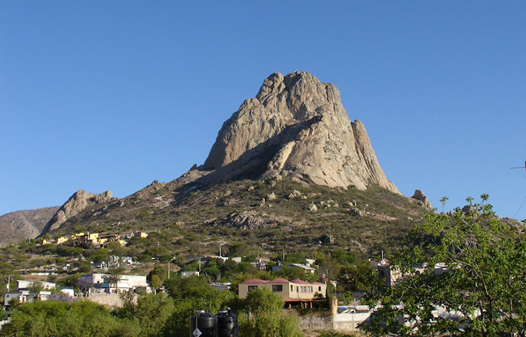 Peña de Bernal là tảng đá nguyên khối lớn nhất Mexico, nằm ở San Sebastian Bernal, một thị trấn nhỏ thuộc bang Queretaro. Tảng đá cao 350m phía trên thị trấn và được hình thành cách đây khoảng 100 triệu năm trong kỷ Jura, khi nó cao hơn ít nhất 3 lần so với ngày nay.
