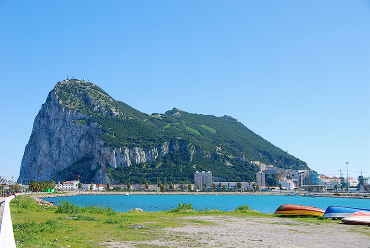 Rock of Gibraltar là lãnh thổ hải ngoại của Vương quốc Anh trên bờ biển phía nam của Tây Ban Nha. Khối đá vôi cao 426m là ngôi nhà của 27.800 người Gibraltar và 250 con khỉ Barbary, loài linh trưởng hoang dã duy nhất ở châu Âu. Trong thần thoại Hy Lạp, Gibraltar là một trong những trụ cột của Hercules, đánh dấu rìa Địa Trung Hải.
