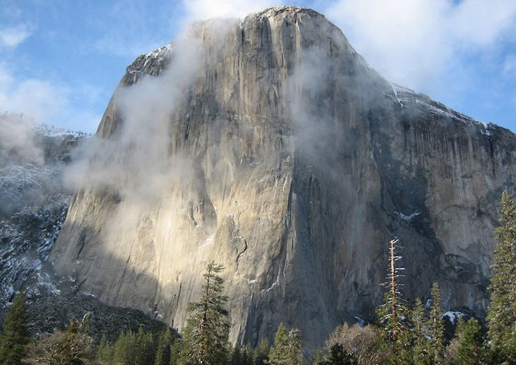 Một trong những điểm tham quan nổi tiếng nhất ở Công viên Quốc gia Yosemite, tảng đá granit nguyên khối El Capitan cao gần 910m theo phương thẳng đứng từ thung lũng Yosemite. Đó là một thách thức đối với những người leo núi chuyên nghiệp.
