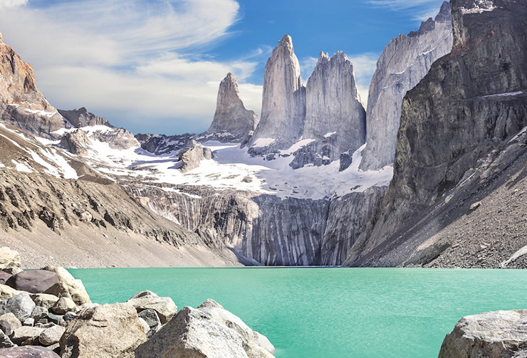 Torres del Paine là một công viên quốc gia ở vùng cực nam của Patagonia Chile, có núi, hồ và sông băng. Trung tâm của công viên là 3 tháp Paine - khối đá granit ngoạn mục được hình thành bởi băng. Đỉnh cao nhất là khoảng 2.500m.
