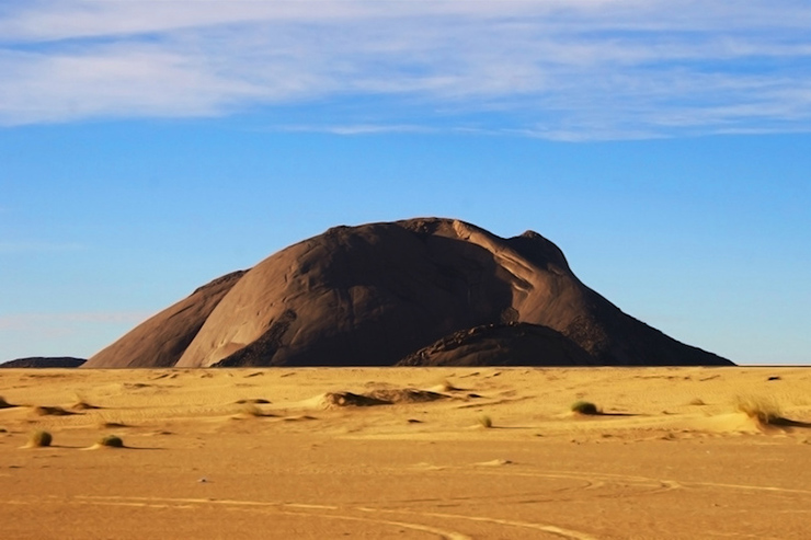 Ben Amera ở&nbsp;Mauritania&nbsp;nằm ẩn mình trong sa mạc đang chờ du khách đến khám phá. Đây là khối đá nguyên khối lớn thứ 2 trên thế giới sau Uluru.
