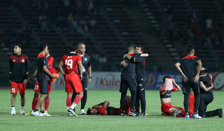 Thầy trò HLV Indra Sjafri ôm nhau khóc mừng tấm huy chương vàng SEA Games 32.