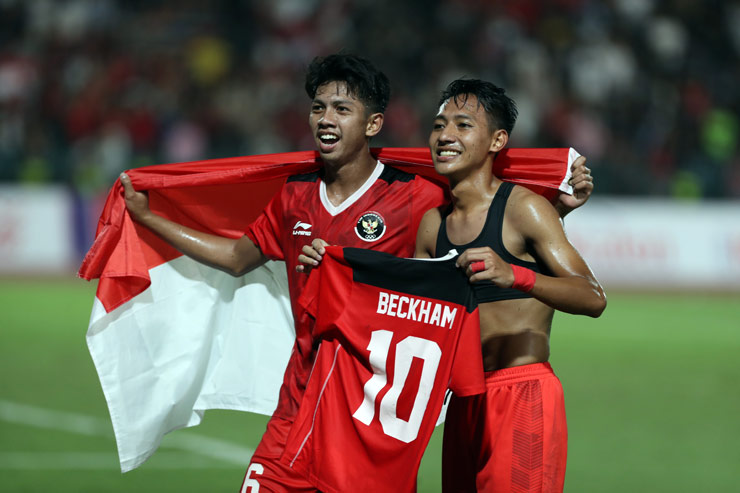 Ngôi sao trẻ của U22 Indonesia cùng đồng đội ăn mừng tấm huy chương vàng SEA Games 32 của bóng đá xứ vạn đảo sau 32 năm chờ đợi.