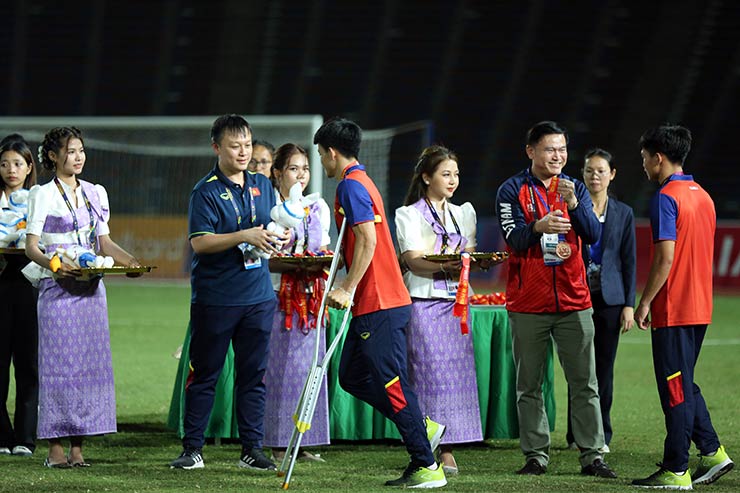 Sau khi dự khán trận chung kết kịch tính giữa U22 Indonesia và U22 Thái Lan, các cầu thủ U22 Việt Nam lần lượt lên nhận tâm huy chương đồng môn bóng đá nam SEA Games 32