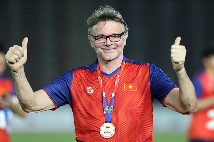 HLV Philippe Troussier cùng tấm huy chương đầu tiên giành được khi chính thức dẫn dắt các ĐTQG Việt Nam từ tháng 3/2023