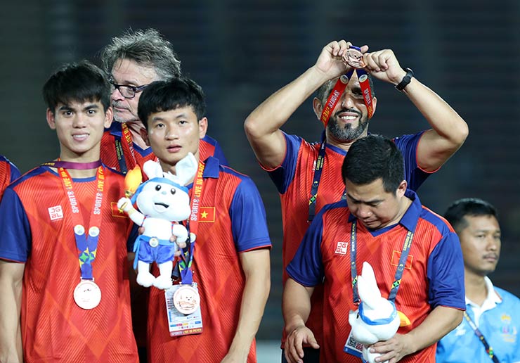 Trợ lý thân cận của HLV Troussier khoe tấm huy chương đồng môn bóng đá nam SEA Games 32 cùng U22 Việt Nam