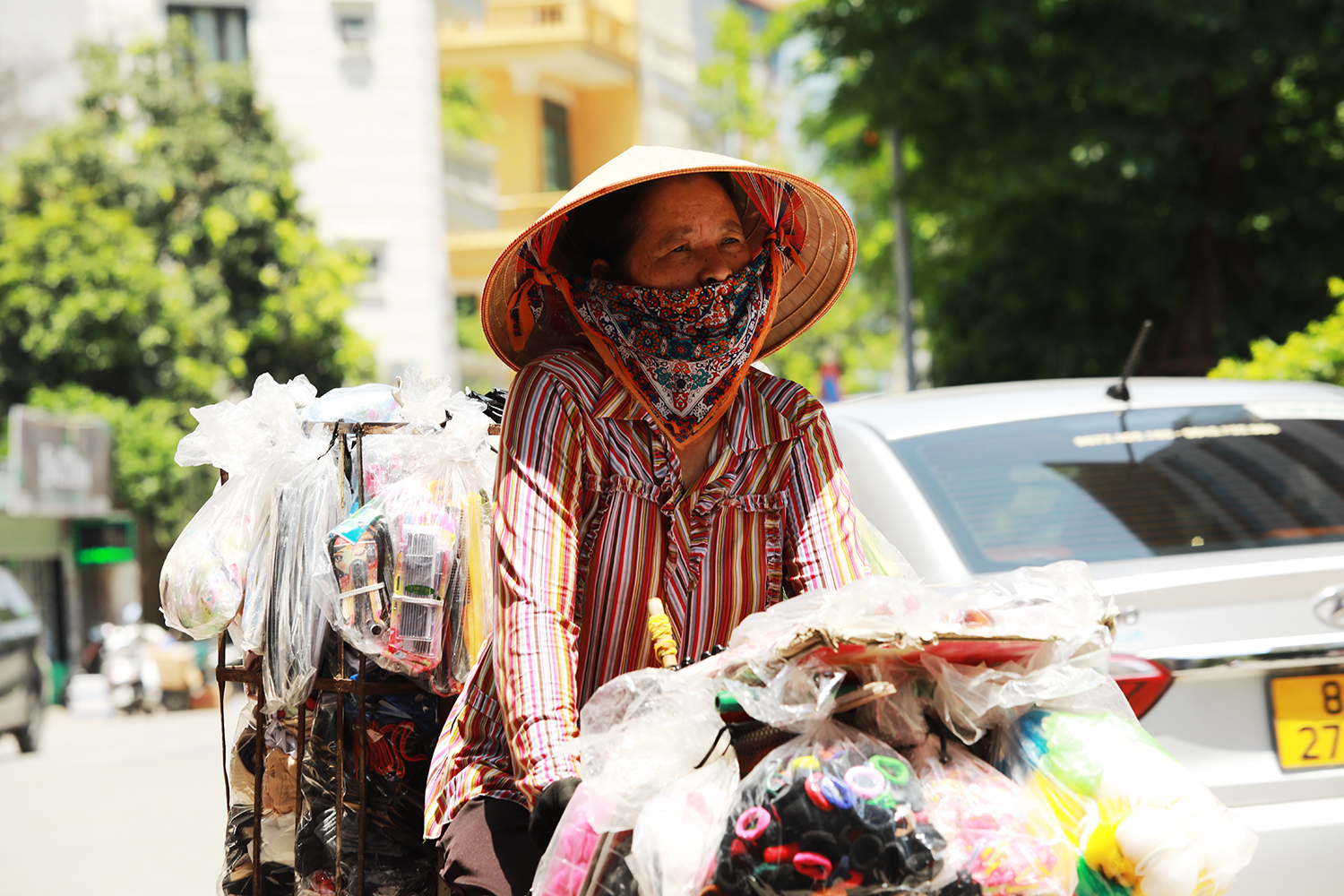 Người phụ nữ chật vật mưu sinh trên phố dưới cái nắng như “đổ lửa” ở Thủ đô