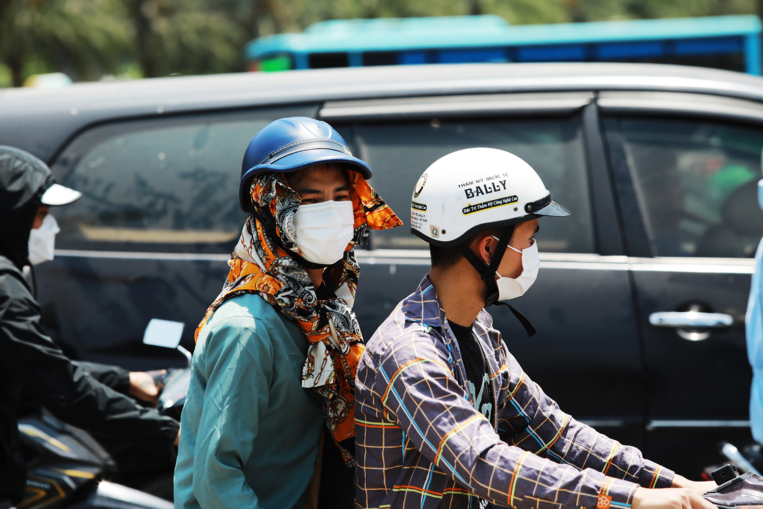 Giữa trưa, trời nóng hầm hập khiến người tham gia giao thông rất vất vả, ngoài tìm đủ mọi cách như dùng&nbsp;áo chống nắng, khăn, mũ, khẩu trang… để chống nóng, họ còn phải tránh đứng sau những xe ô tô phả hơi nóng khi dừng chờ đèn đỏ.