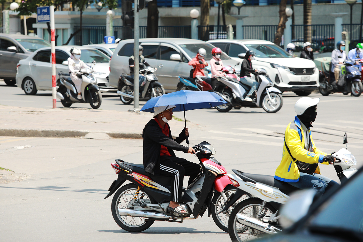 Hà Nội nắng nóng như chảo lửa, người dân “ngụy trang” đủ kiểu để giải nhiệt - 7